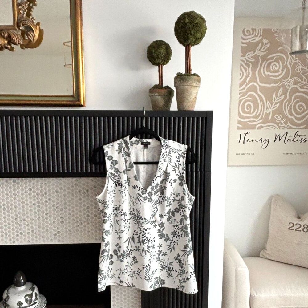 Ann Taylor Factory White Grey Floral V-Neck Sleeveless Blouse Top - Size M